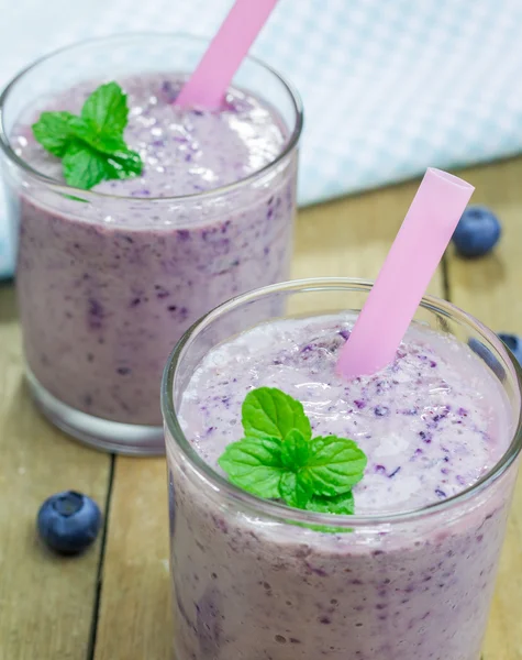 Färsk smoothie med blåbär, banan och yoghurt — Stockfoto