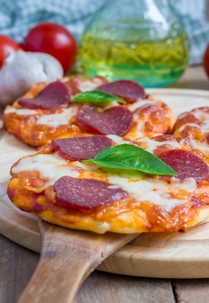 Hemgjord mini pepperoni pizza på en planka — Stockfoto