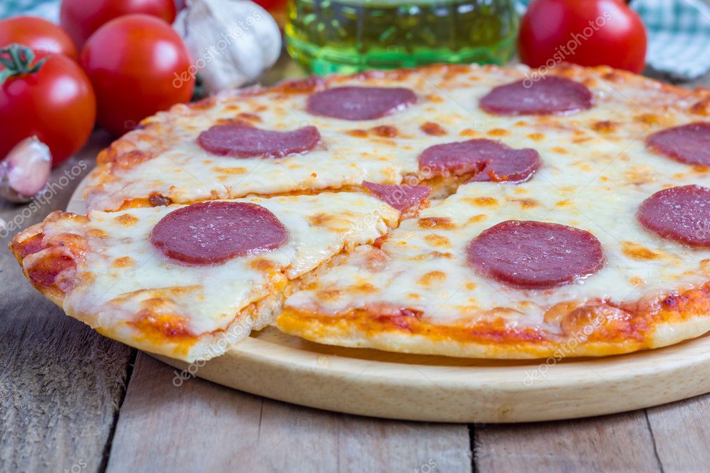 Ev yapımı biberli pizza yemeye hazır bir ahşap gemide — Stok Foto
