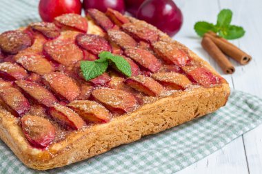 ev yapımı Erik pasta