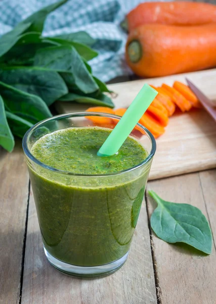 Здоровий зелений шпинат морква смузі в склянці — стокове фото