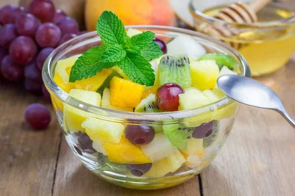 Ensalada de frutas frescas y saludables en un tazón — Foto de Stock