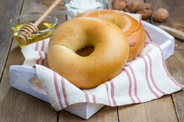 Färska bagel för frukost. Begreppet sunda matvanor. — Stockfoto