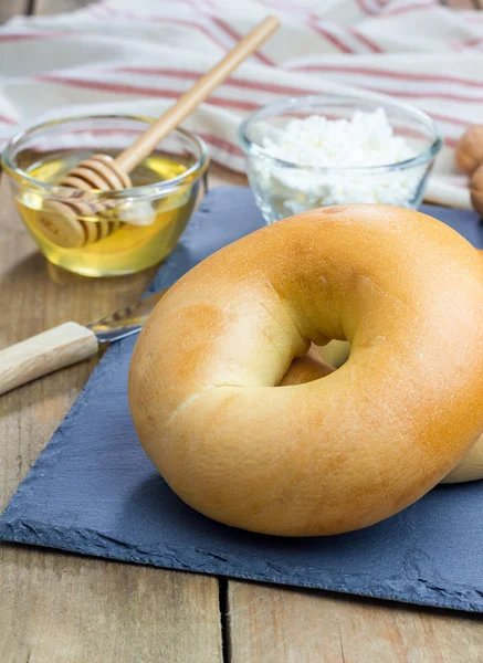 Fresh bagel for breakfast. Concept of healthy eating. — Stock Photo, Image