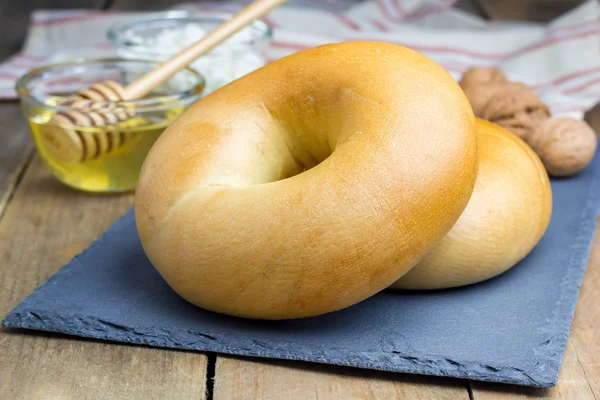 Färska bagel för frukost. Begreppet sunda matvanor. — Stockfoto