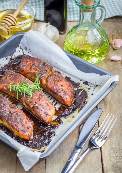 Pieczony filet z łososia z sosem balsamicznym miód w naczyniu do pieczenia, — Zdjęcie stockowe