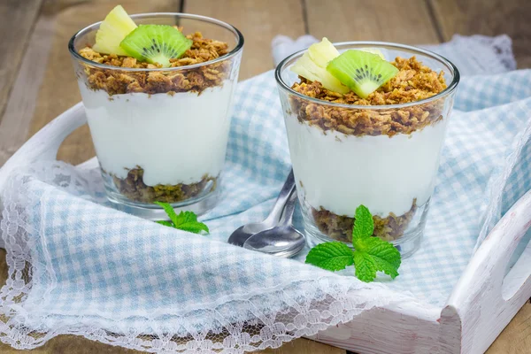 Yoğurt granola ve meyve ile. Kahvaltı için sağlıklı beslenme kavramı.