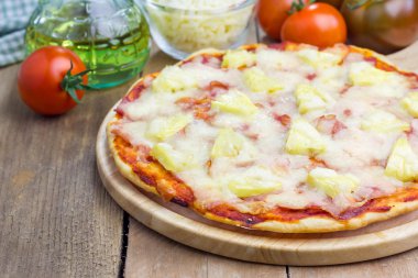 Ev yapımı jambon, pastırma ve ananas Hawaii pizza