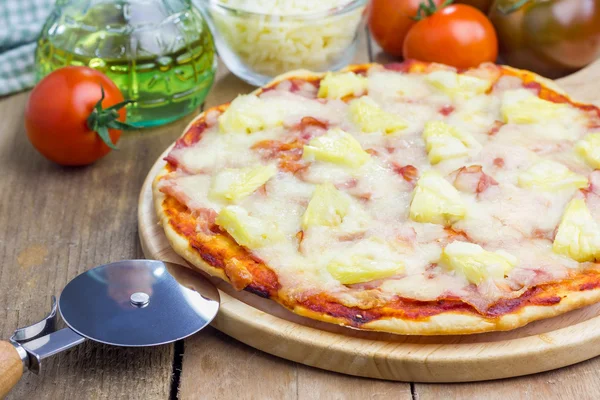 Ev yapımı jambon, pastırma ve ananas Hawaii pizza