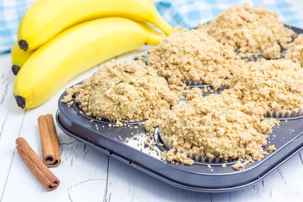 Deliciosos muffins caseiros de banana de canela com streusel — Fotografia de Stock