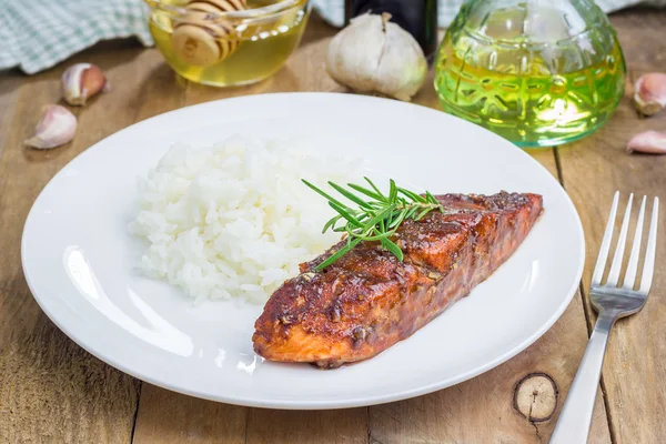 Filé de salmão assado em molho de mel balsâmico com arroz — Fotografia de Stock