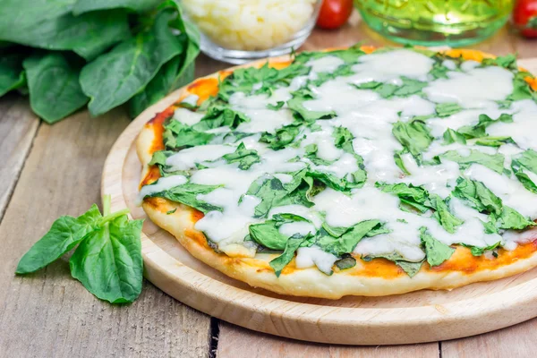 Hemgjord ost spenat pizza — Stockfoto