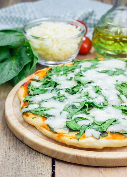 Domácí sýr pizza špenát — Stock fotografie