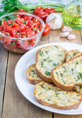 Yapımı domates bruschetta - sarımsak peynir crostini ve otlar ile doğranmış domates