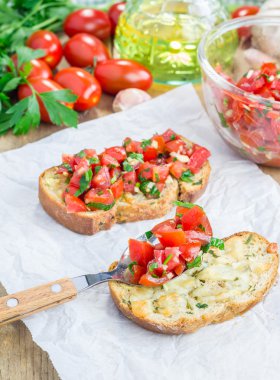Bruschetta domates, otlar ve kızarmış sarımsak peynir ekmek üzeri yağlıboya