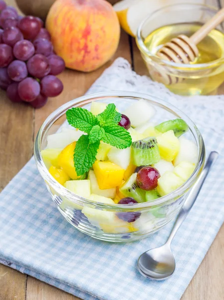 Salada de frutas fresca e saudável em uma tigela — Fotografia de Stock