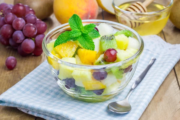 Salade de fruits frais et sains dans un bol — Photo