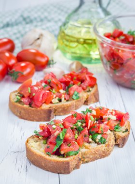 Bruschetta domates, otlar ve kızarmış sarımsak peynir ekmek üzeri yağlıboya