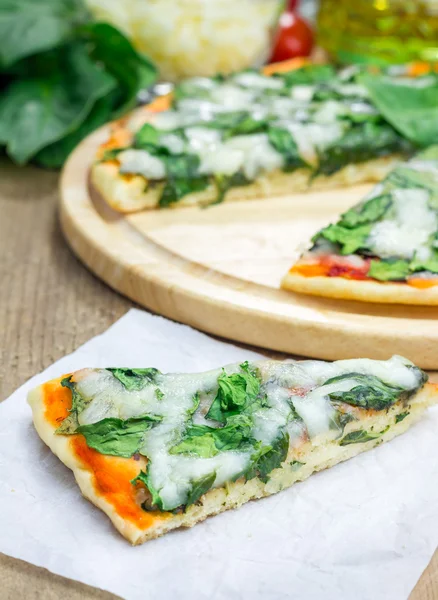 Pizza di spinaci al formaggio fatta in casa — Foto Stock