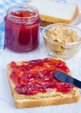 Sandviç krem fıstık ezmesi ve çilek reçeli