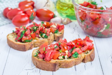 Bruschetta domates, otlar ve kızarmış sarımsak peynir ekmek üzeri yağlıboya