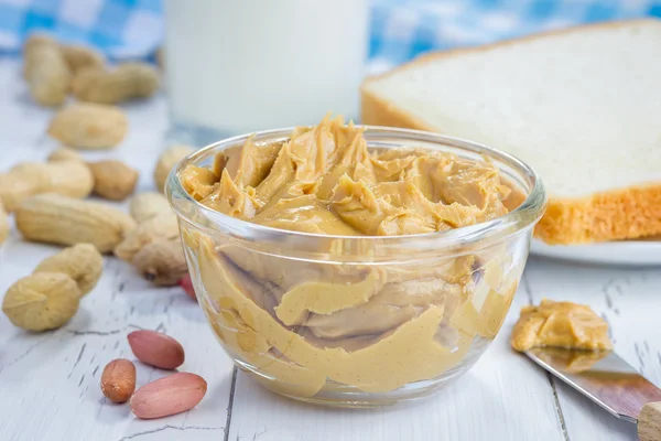 Cremosa mantequilla de maní con nueces y vaso de leche — Foto de Stock