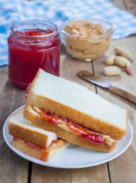Sandwich con mantequilla de maní cremosa y mermelada de fresa — Foto de Stock