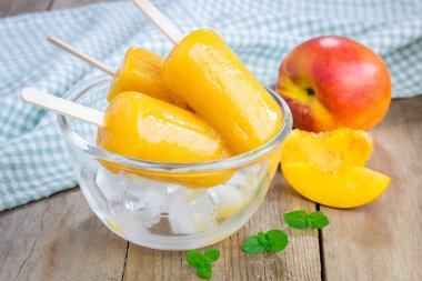 Ev yapımı şeftali popsicles
