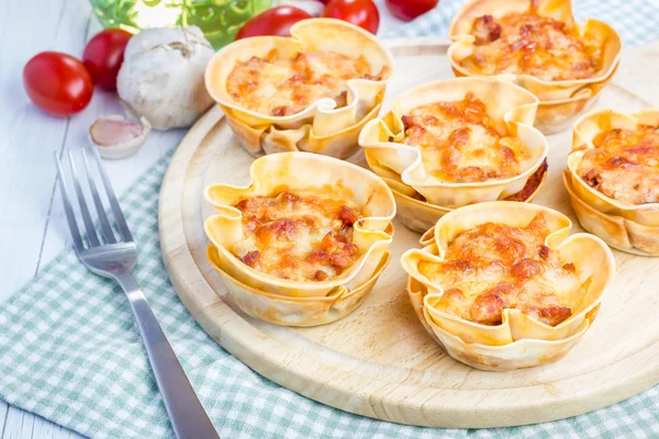 Tazas de lasaña caseras con carne picada, salsa boloñesa cubierta con queso —  Fotos de Stock