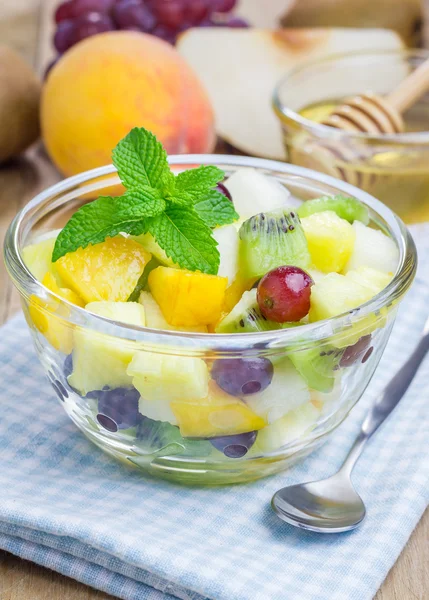 Salada de frutas fresca e saudável em uma tigela — Fotografia de Stock