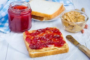 Sandviç krem fıstık ezmesi ve çilek reçeli