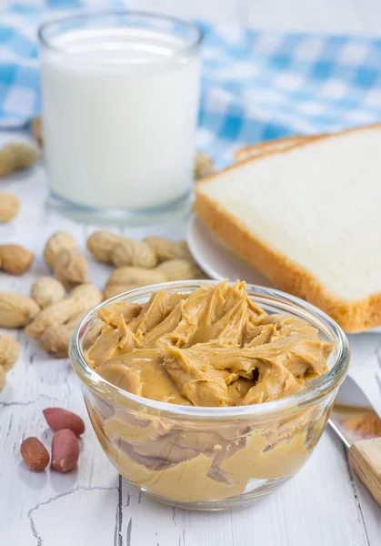 Cremosa mantequilla de maní con nueces y vaso de leche — Foto de Stock