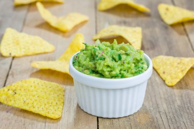 Tıknaz guacamole cips ile hizmet fincanla