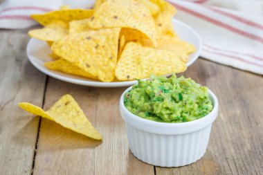 Tıknaz guacamole cips ile hizmet fincanla