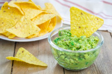 Tıknaz guacamole cips ile hizmet ile kase 