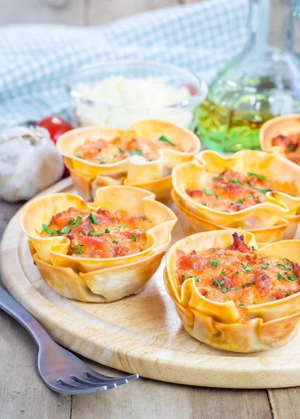 Copos caseiros de lasanha com carne picada, molho de bolonhesa coberto com queijo — Fotografia de Stock