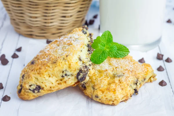 Ev yapımı şeker çörekler çikolata parçaları ile kaplı  