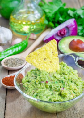 Backgroung sitesinde maddeler ile tıknaz guacamole ile kase