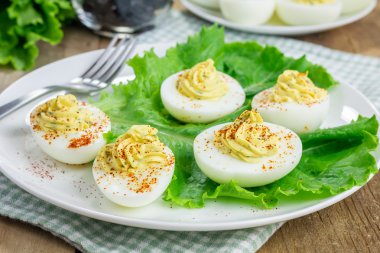 Acılı baharatlı ve acılı yumurta ile pul biber serpilir