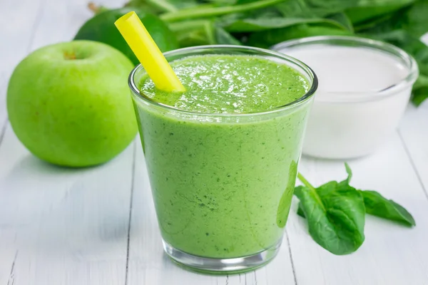 Egészséges smoothie zöld alma, spenót, lime és a kókusztej — Stock Fotó