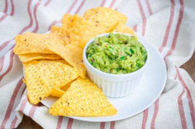 Tıknaz guacamole cips ile hizmet fincanla