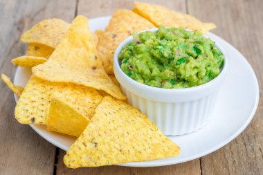 Tıknaz guacamole cips ile hizmet fincanla