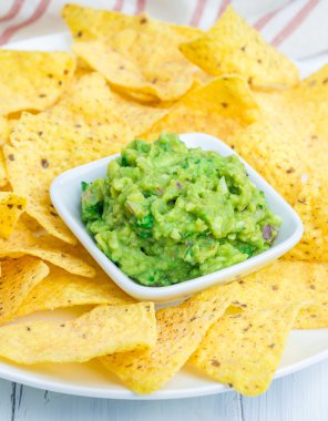 Tıknaz guacamole cips ile hizmet fincanla