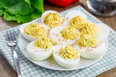 Acılı baharatlı ve acılı yumurta ile pul biber serpilir
