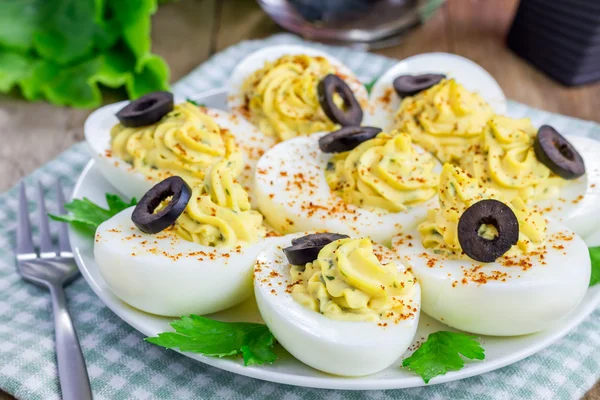 Пряные яйца, украшенные оливками — стоковое фото