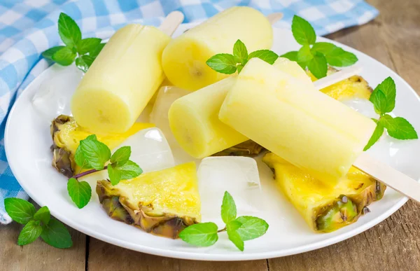 Paletas caseras con piña y yogur — Foto de Stock