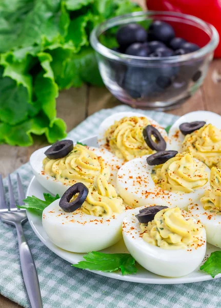 Pikantní deviled vejce ozdobené olivami — Stock fotografie