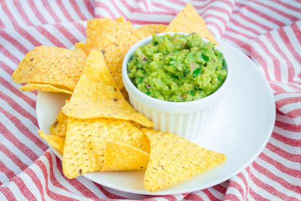 Copa con guacamole grueso servido con nachos — Foto de Stock