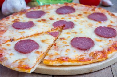 Ev yapımı biberli pizza yemeye hazır bir ahşap gemide