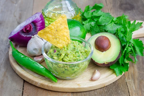 Mísa s robustní guacamole a ingredience — Stock fotografie